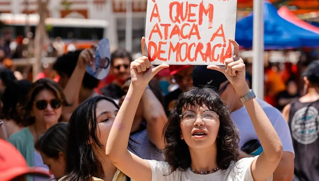 Jovem exibindo cartaz