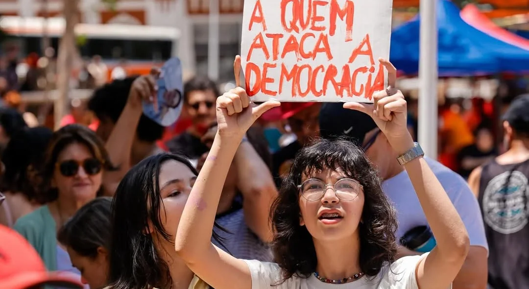 Jovem exibindo cartaz