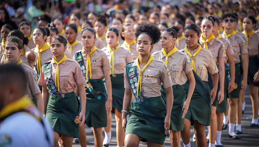 Jovens teresinenses no momento do desfile