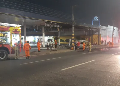 Kombi pegou fogo na Avenida Universitária