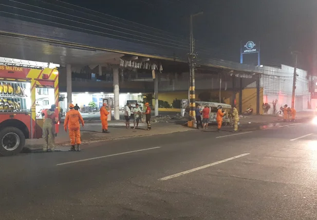 Kombi pegou fogo na Avenida Universitária