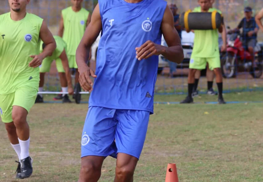 Lateral Tiaguinho no 1ª dia de treinamentos do Comercial para o Piauiense Série B 2025
