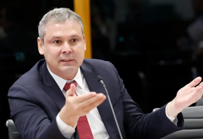 Lindbergh acusa Alcolumbre de atrapalhar avanço da PEC que prevê fim da escala 6x1