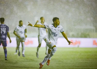 Lucho Rodríguez marcou o gol que abriu o triunfo do Bahia sobre o Confiança