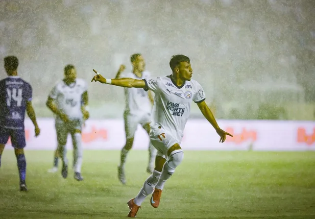 Lucho Rodríguez marcou o gol que abriu o triunfo do Bahia sobre o Confiança