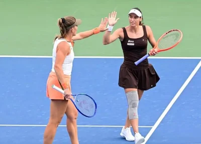 Luisa Stefani e Timea Babos durante quartas de final do Us Open