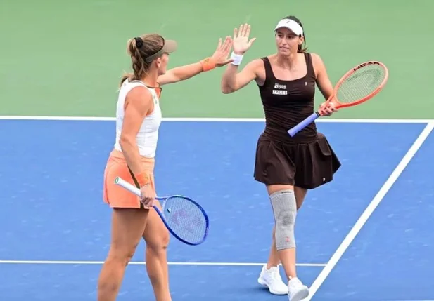 Luisa Stefani e Timea Babos durante quartas de final do Us Open