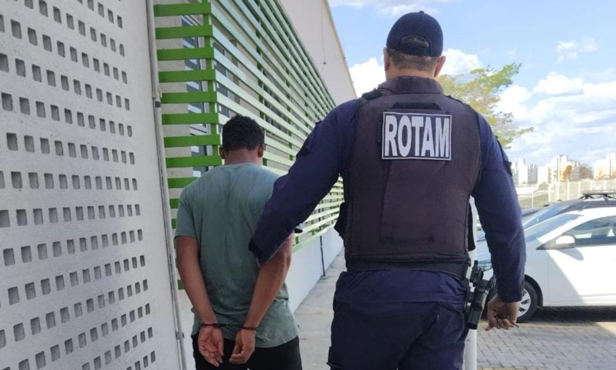 Maciel Craveiro do Nascimento sendo conduzido para a Casa da Mulher Brasileira