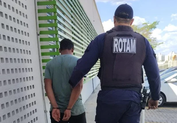 Maciel Craveiro do Nascimento sendo conduzido para a Casa da Mulher Brasileira