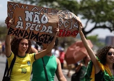 Manifestantes levaram cartazes à Esplanada dos Ministérios, em Brasília