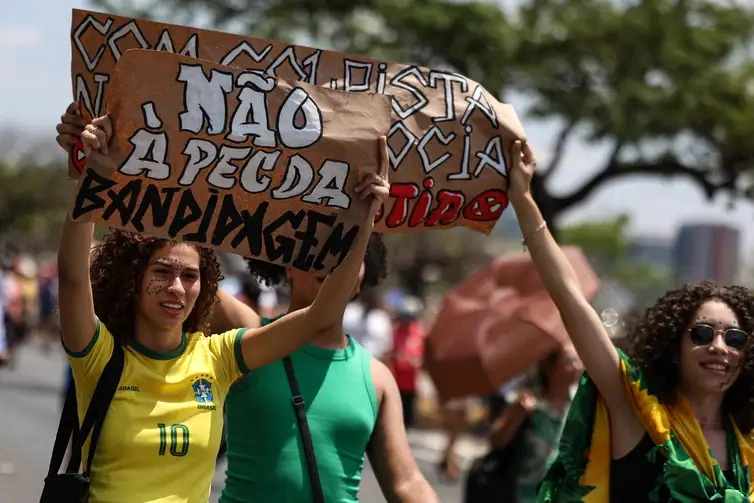 Manifestantes levaram cartazes à Esplanada dos Ministérios, em Brasília