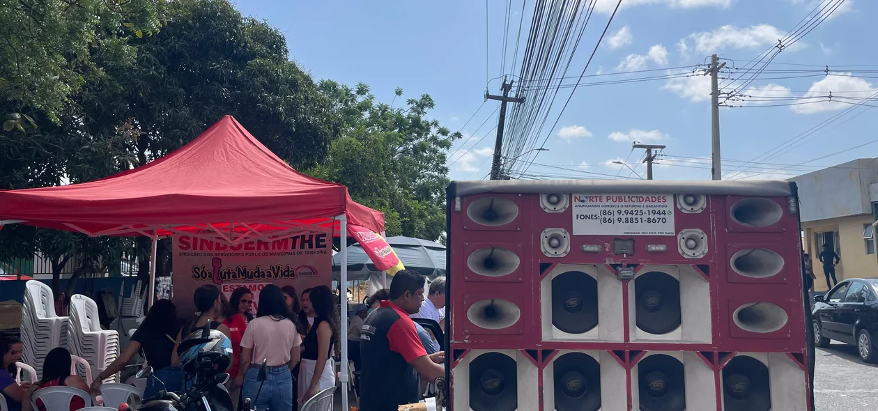 Manifestantes presentes no protesto