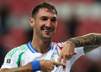 Matteo Politano, jogador da Itália, comemorando o seu gol contra Israel, pelas Eliminatórias