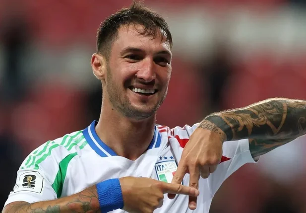 Matteo Politano, jogador da Itália, comemorando o seu gol contra Israel, pelas Eliminatórias