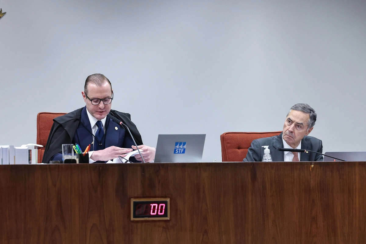 Ministros Cristiano Zanin e Luís Roberto Barroso