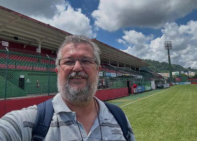 Morre o jornalista Acaz Fellegger, assessor das estrelas do futebol