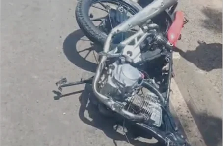 Motocicleta da vítima ficou completamente destruída
