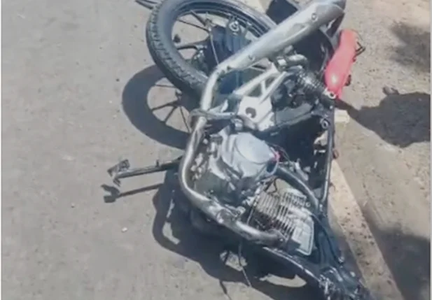 Motocicleta da vítima ficou completamente destruída