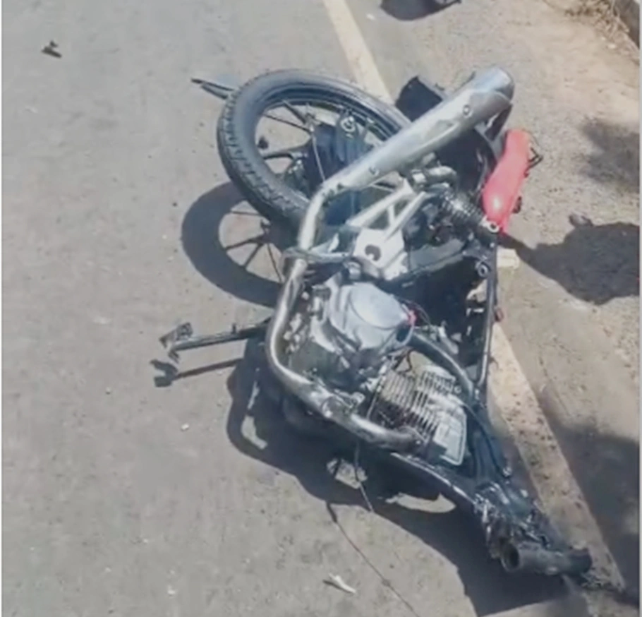 Motocicleta da vítima ficou completamente destruída