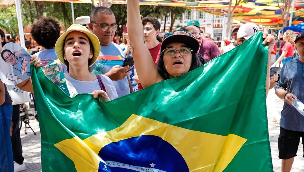 Mulheres com a bandeira do Brasil