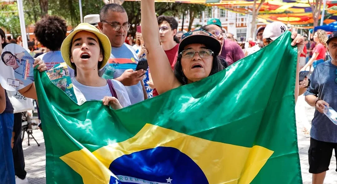 Mulheres com a bandeira do Brasil