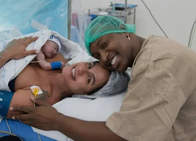 Nasceu Bento, primeiro filho de Thiaguinho e Carol Peixinho