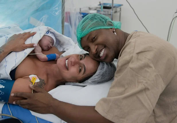 Nasceu Bento, primeiro filho de Thiaguinho e Carol Peixinho