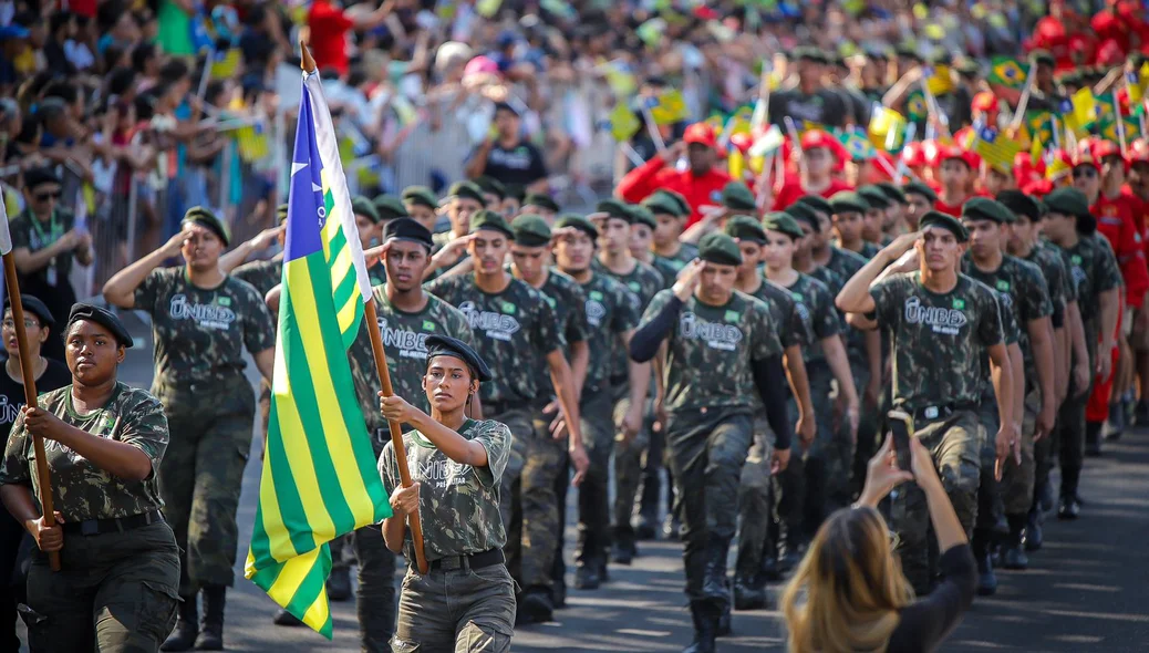 O desfile teve início às 8h deste domingo