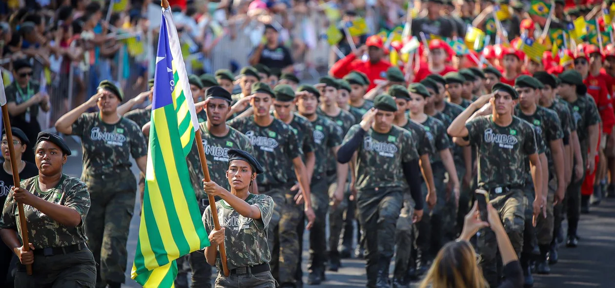 O desfile teve início às 8h deste domingo