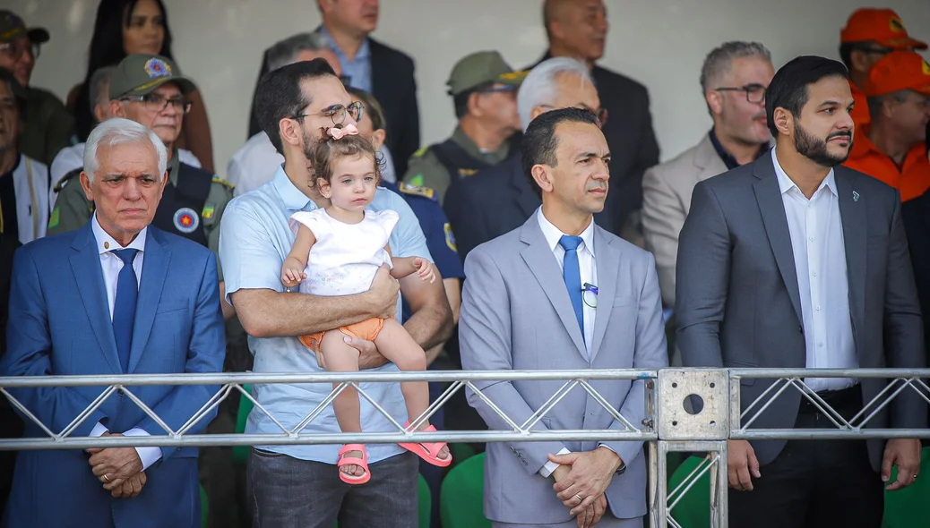 O governador em exercício, Themístocles Filho compareceu ao desfile