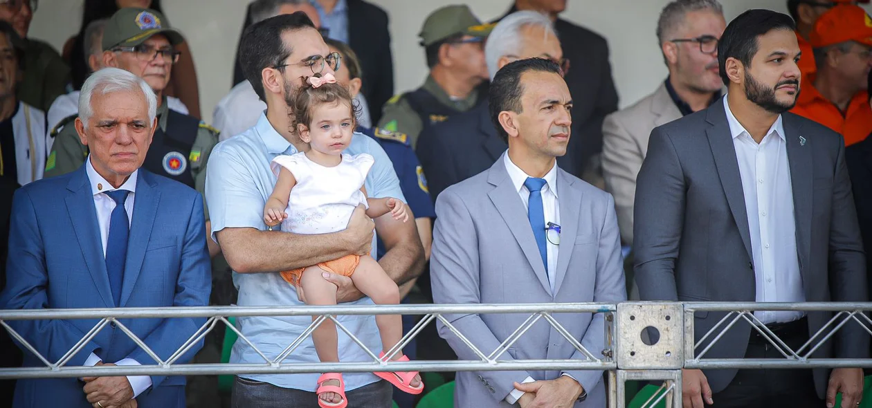 O governador em exercício, Themístocles Filho compareceu ao desfile