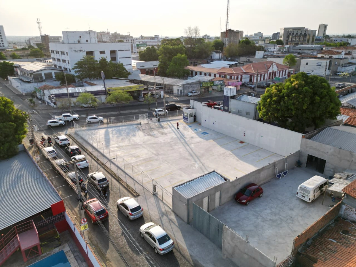 O local tem 700 m² de área total e capacidade para 32 vagas