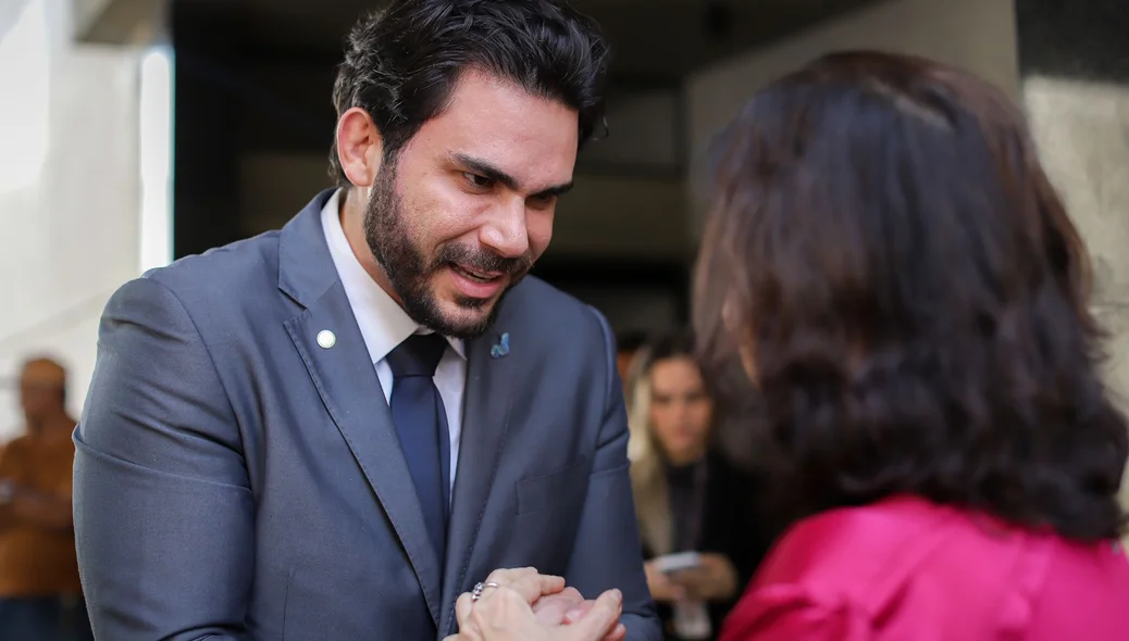 O momento ocorreu no Plenário Deputado Waldemar Macêdo