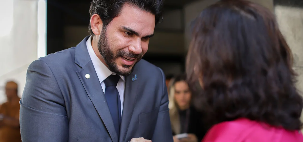 O momento ocorreu no Plenário Deputado Waldemar Macêdo