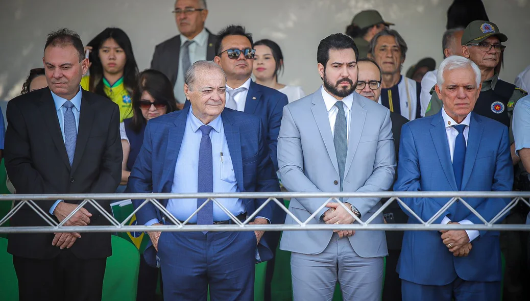 O prefeito de Teresina, Sílvio Mendes, no desfile