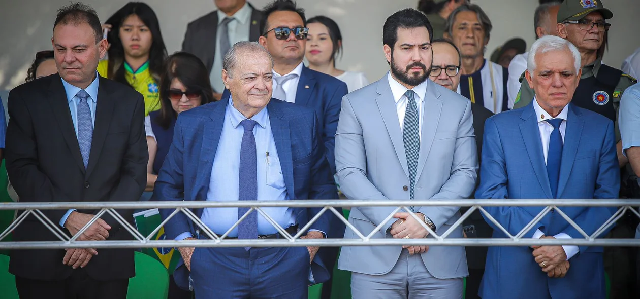 O prefeito de Teresina, Sílvio Mendes, no desfile