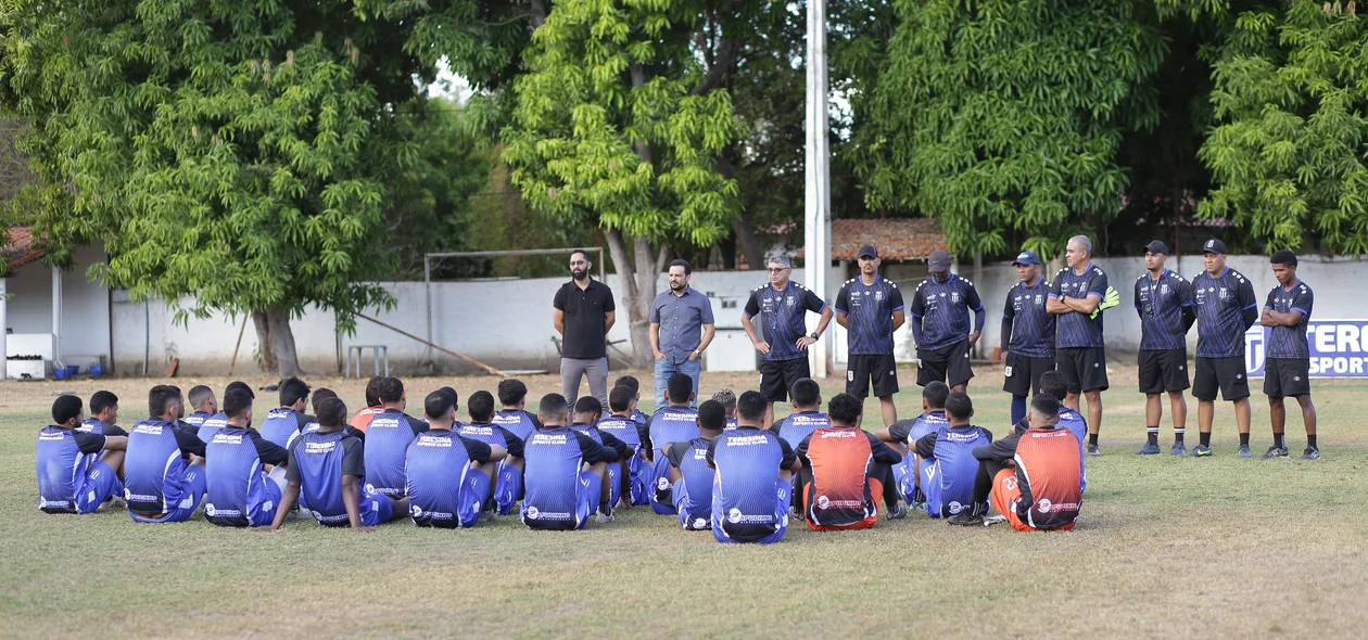 O primeiro treino do Teresina aconteceu nesta segunda (1º) sob o comando do técnico Flávio Araújo