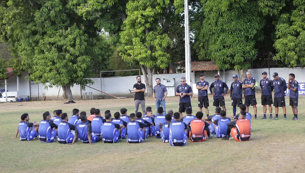 O técnico Flávio Araújo comandou o 1ª treino do Teresina nesta segunda (1º)