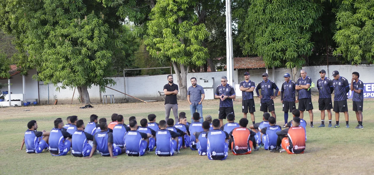 O técnico Flávio Araújo comandou o 1ª treino do Teresina nesta segunda (1º)