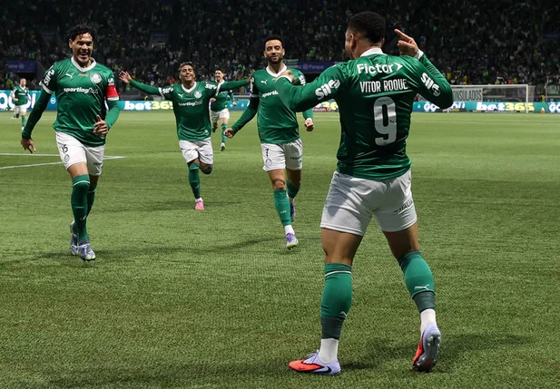 Palmeiras goleia Inter e cola no Flamengo pela liderança da Série A