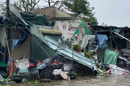 Passagem do tufão Bualoi pelas Filipinas e pelo Vietnã
