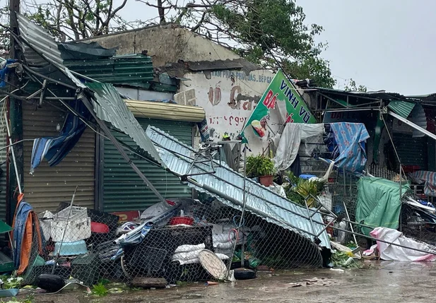 Passagem do tufão Bualoi pelas Filipinas e pelo Vietnã