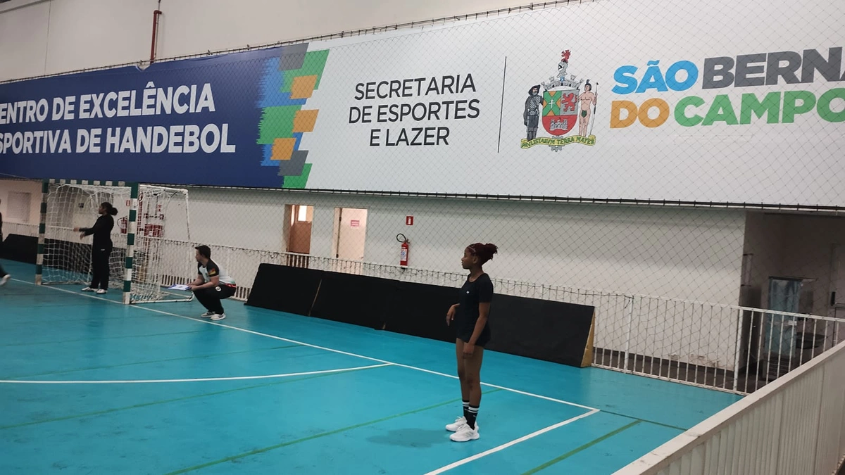 Piauiense Vitória Pires em treino pela Seleção Brasileira de Handebol