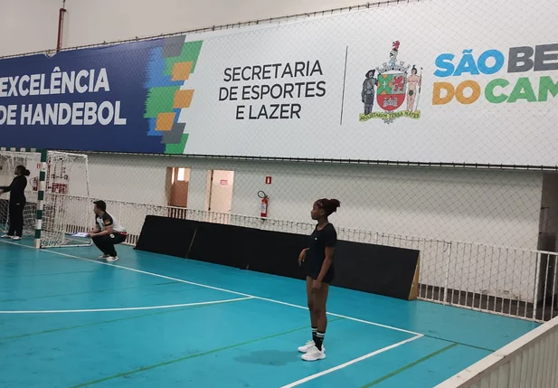 Piauiense Vitória Pires em treino pela Seleção Brasileira de Handebol