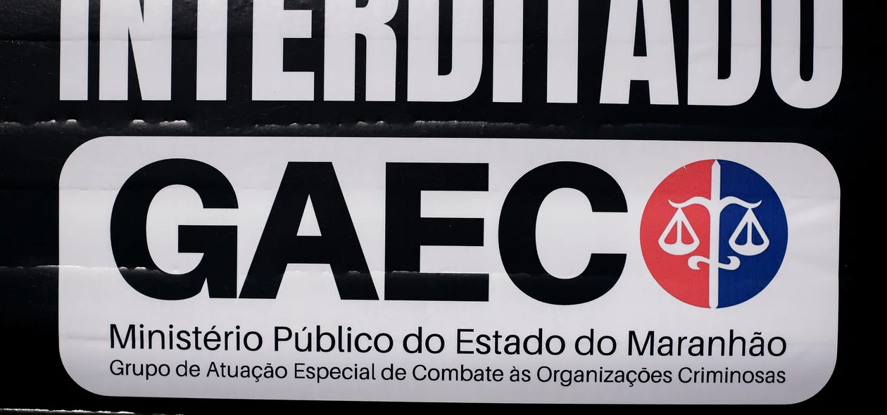 Placa sinalizando que o local foi interditado