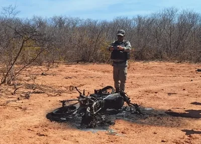 Polícia localizou motocicleta carbonizada onde o corpo foi encontrado