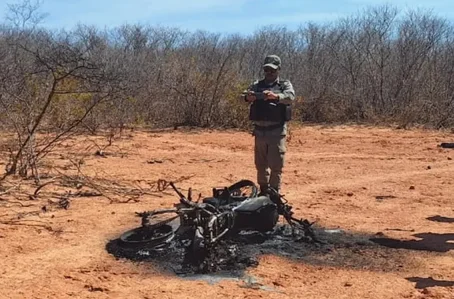 Polícia localizou motocicleta carbonizada onde o corpo foi encontrado