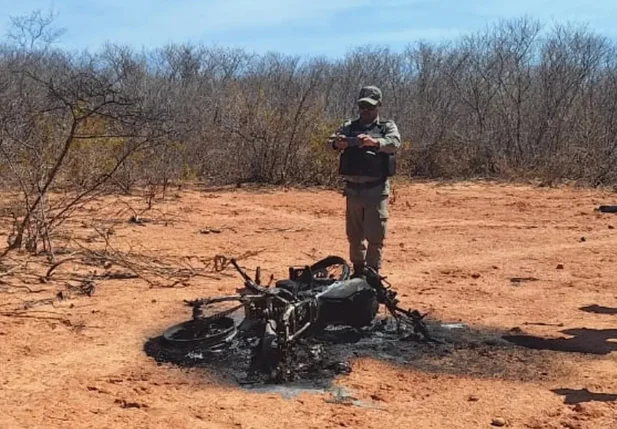Polícia localizou motocicleta carbonizada onde o corpo foi encontrado