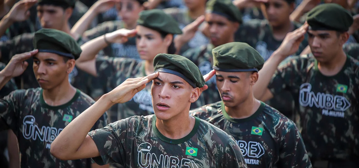 População desfilando