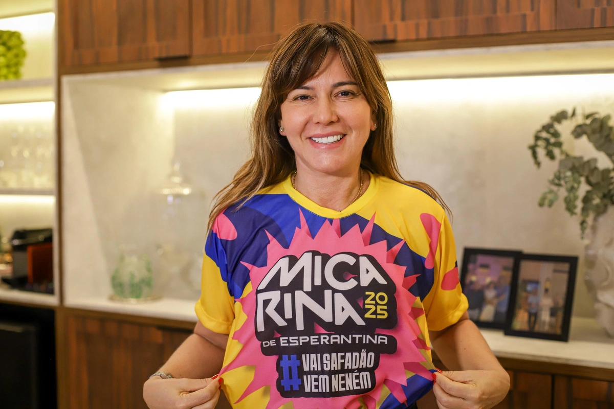 Prefeita Ivanária Sampaio mostra abadá da Micarina 2025